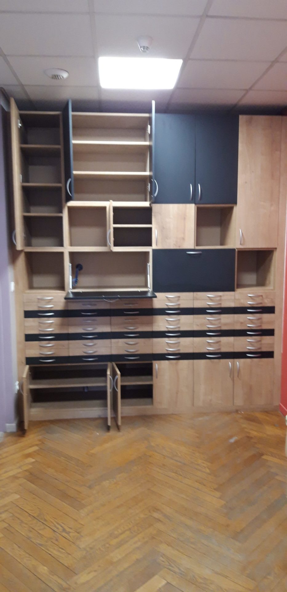 artibois prestation realisation mobilier de bureau et de magasin